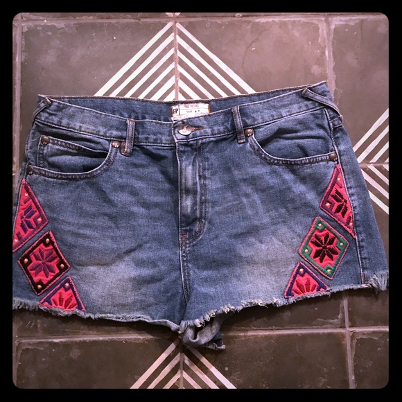 Free people ♠️ Aztec  embroidered shorts - Picture 1 of 3